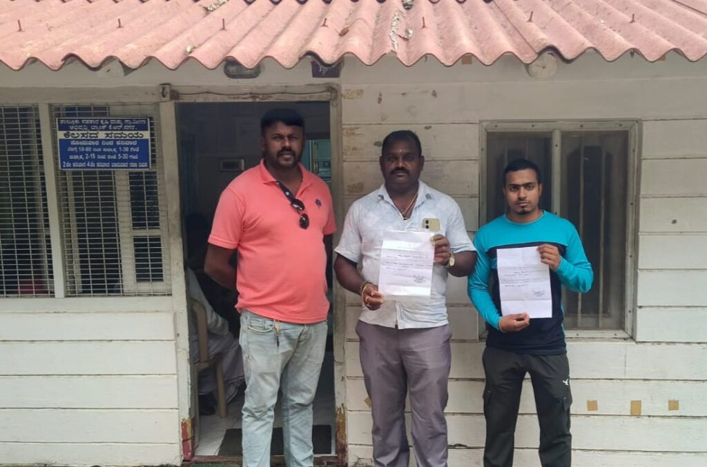 ಕೆ.ಆರ್.ನಗರ ಪಿಎಲ್ ಡಿ ಬ್ಯಾಂಕ್ ಮುಂದೆ ಪ್ರತಿಭಟನೆ