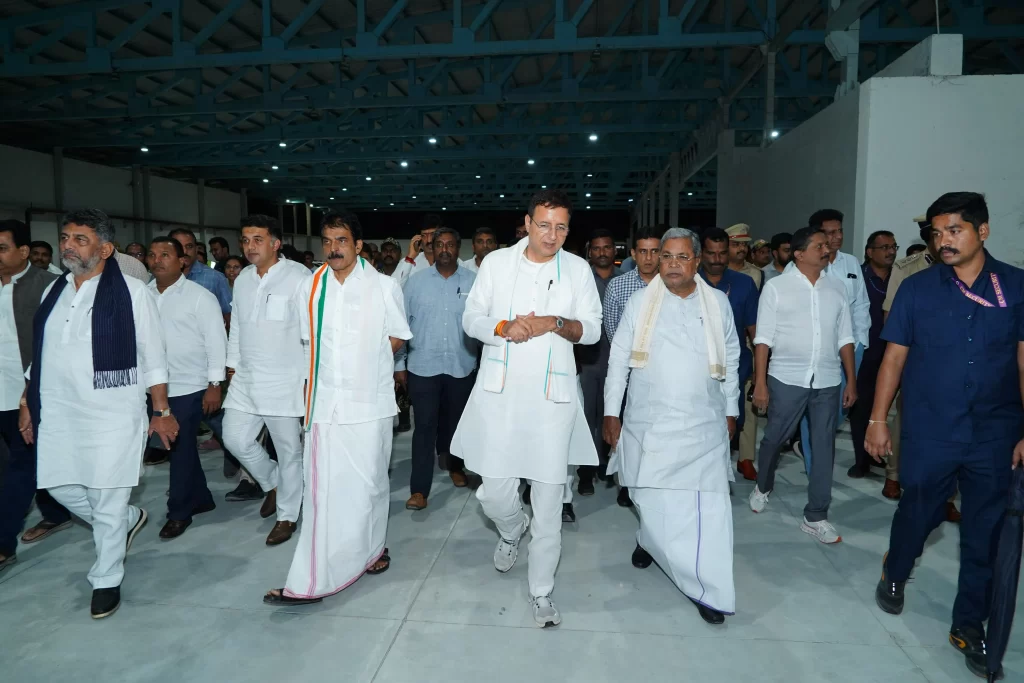 ದೆಹಲಿಯಲ್ಲಿ ಕರ್ನಾಟಕದ ಮುಖ್ಯಮಂತ್ರಿ ಸಿದ್ದರಾಮಯ್ಯ, ರಾಜಕೀಯ ಸ್ಥಿತಿಗತಿ ಕುರಿತು ಸಮಾವಲೋಚನೆ