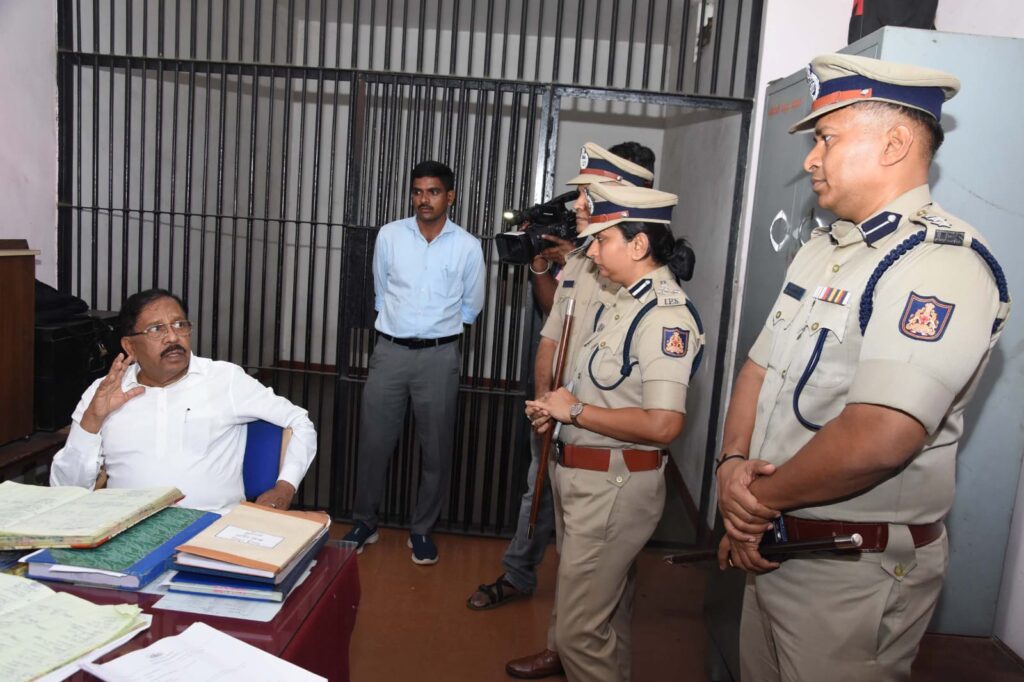 ಮೈಸೂರಿನ ಪೊಲೀಸ್ ಠಾಣೆಗಳಿಗೆ ಗೃಹ ಸಚಿವ ಡಾ.ಜಿ.ಪರಮೇಶ್ವರ್ ದಿಢೀರ್ ಭೇಟಿ